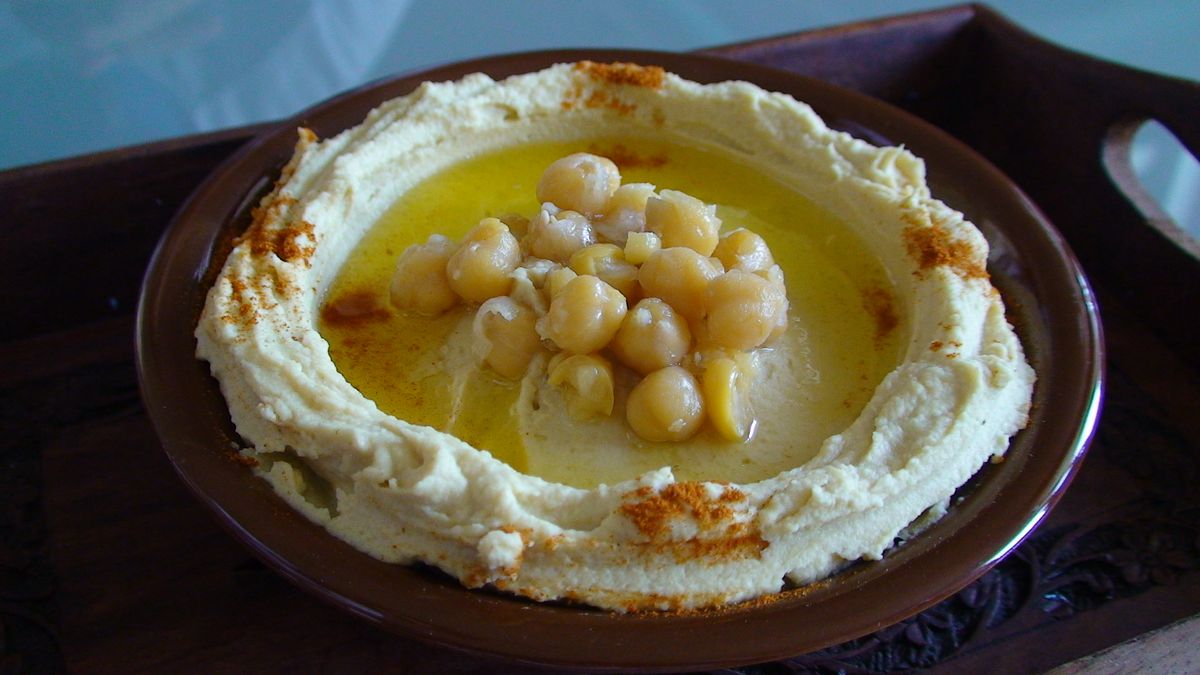 The Ultimate Velvet Lebanese Hummus (Hummus bi Tahini)